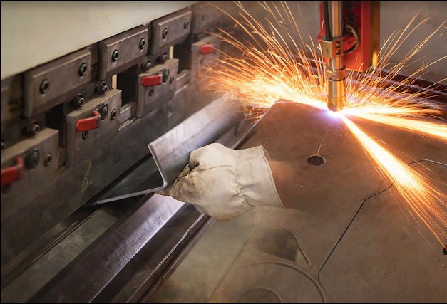 Corte a plasma com faíscas — Metalfer